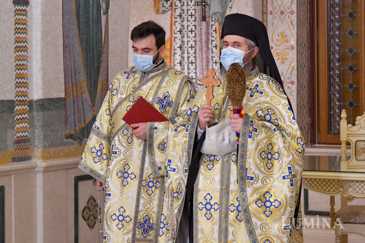 Patriarhul României a sfinţit Agheasma Mare oferită credincioșilor de Bobotează  161132