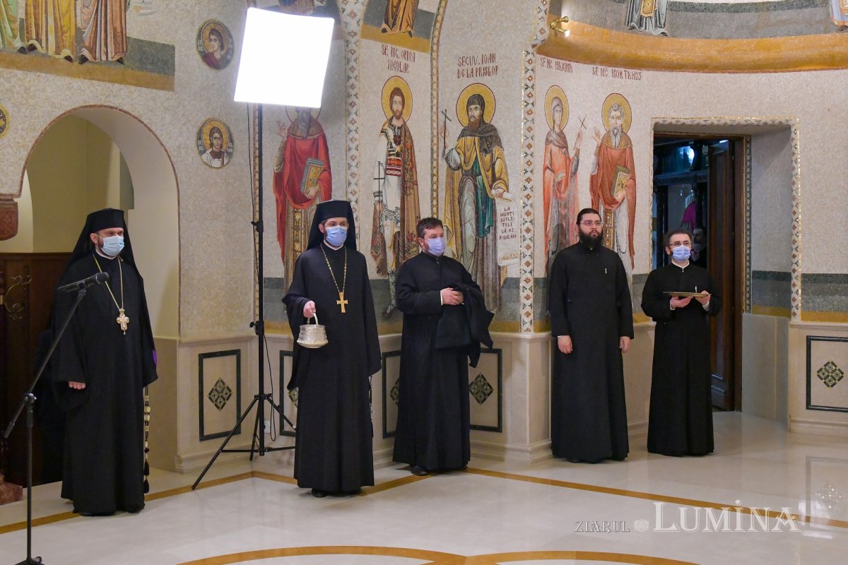 Patriarhul României a sfinţit Agheasma Mare oferită credincioșilor de Bobotează  161135