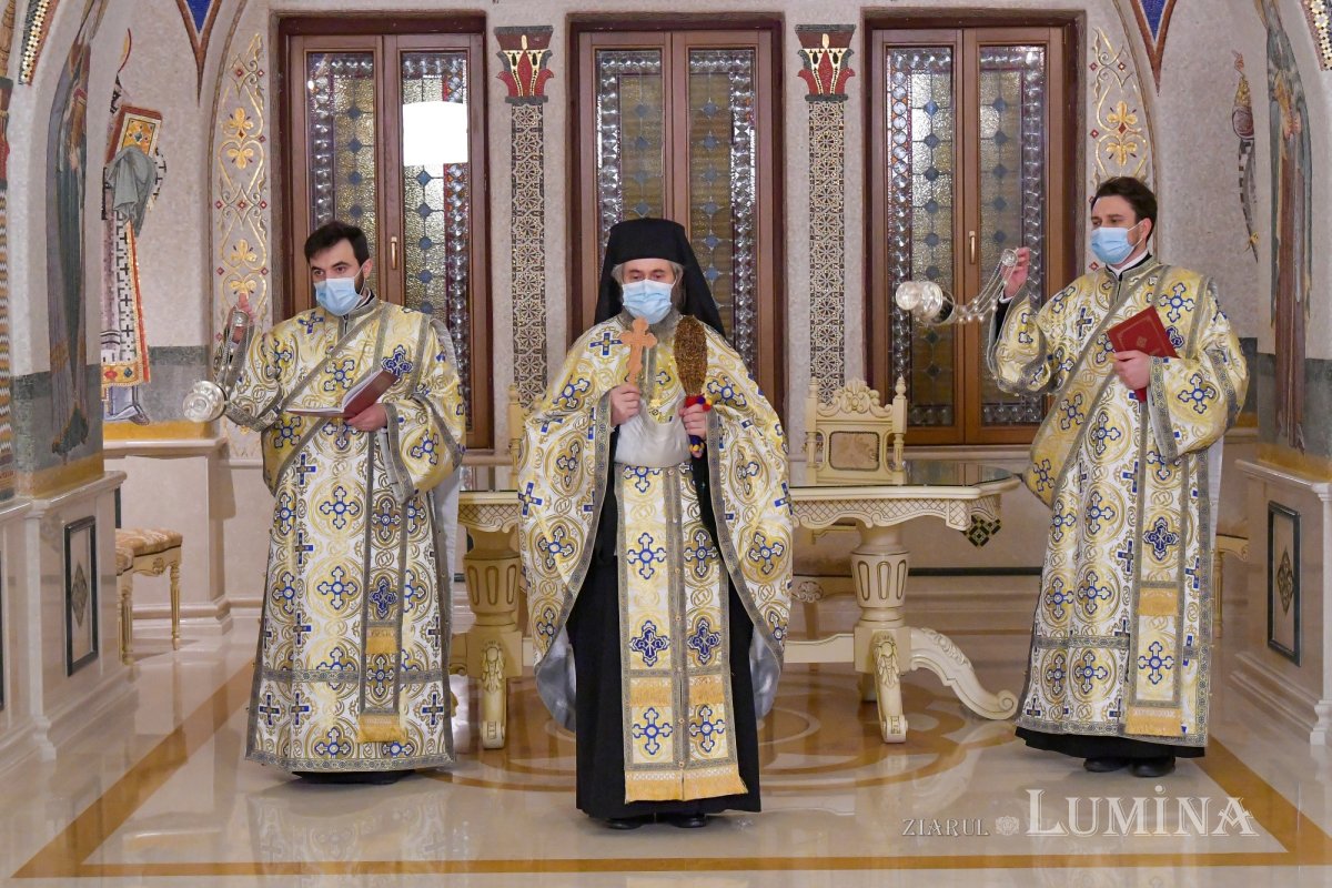 Patriarhul României a sfinţit Agheasma Mare oferită credincioșilor de Bobotează  161136