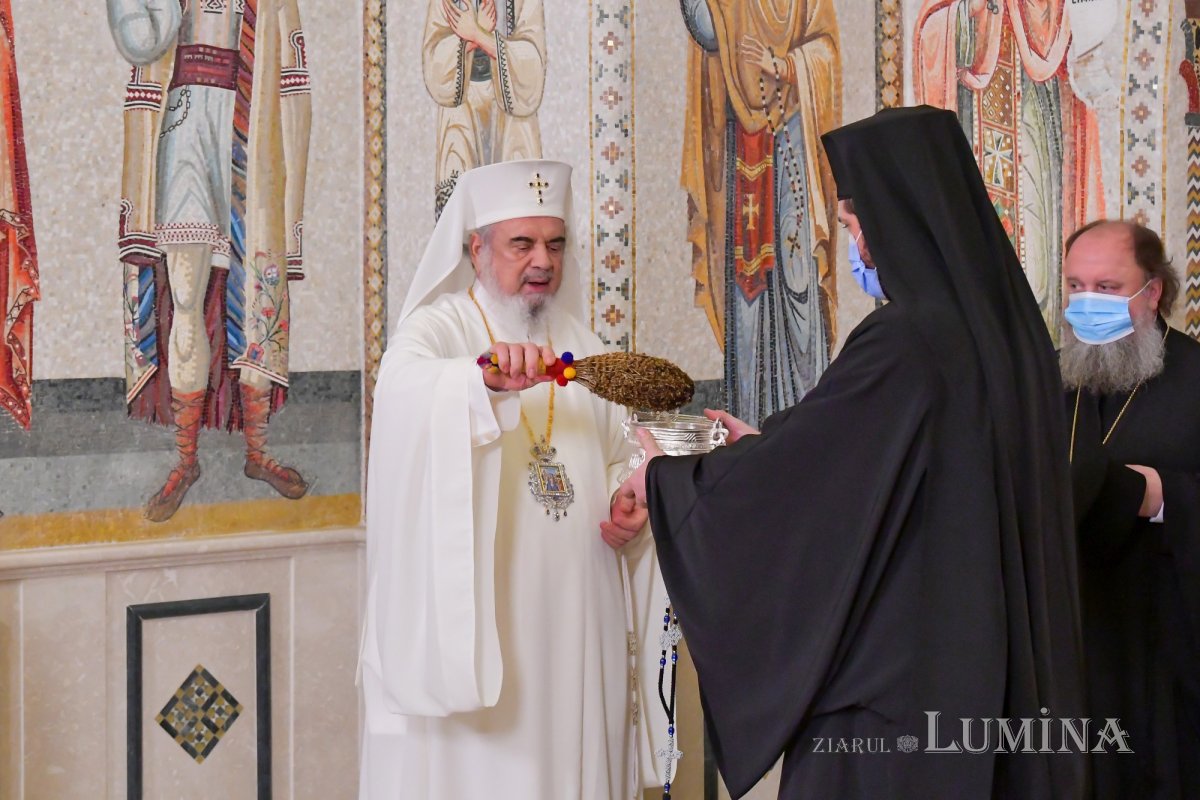 Patriarhul României a sfinţit Agheasma Mare oferită credincioșilor de Bobotează  161137