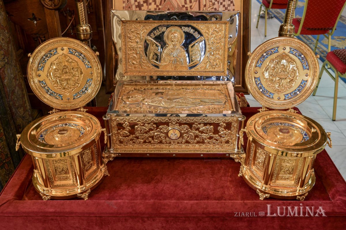 Moaştele Sfinţilor Trei Ierarhi au fost cinstite la Catedrala Patriarhală 162841