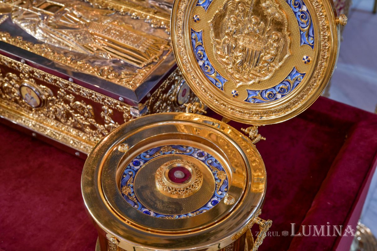 Moaştele Sfinţilor Trei Ierarhi au fost cinstite la Catedrala Patriarhală 162844