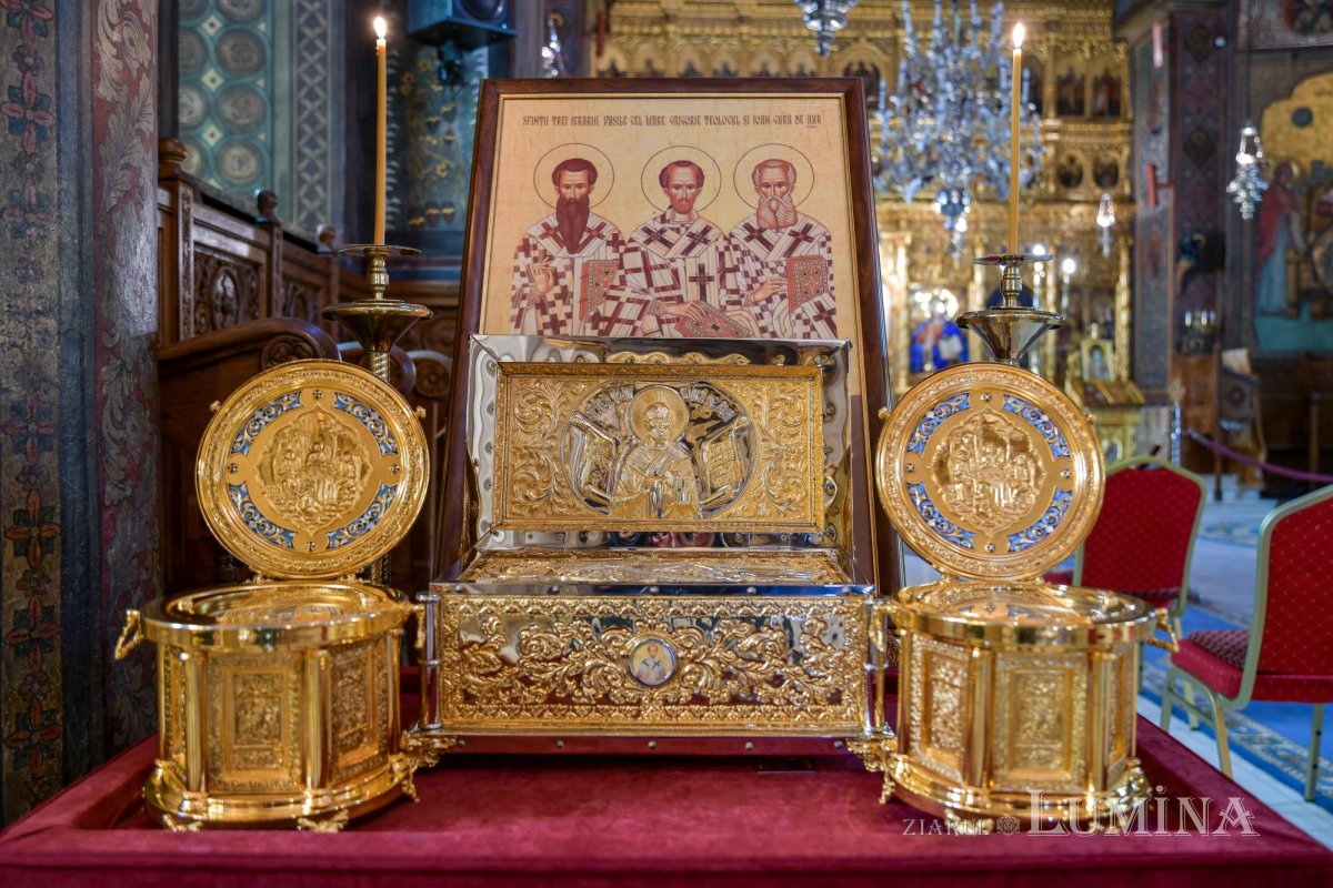 Moaştele Sfinţilor Trei Ierarhi au fost cinstite la Catedrala Patriarhală 162846