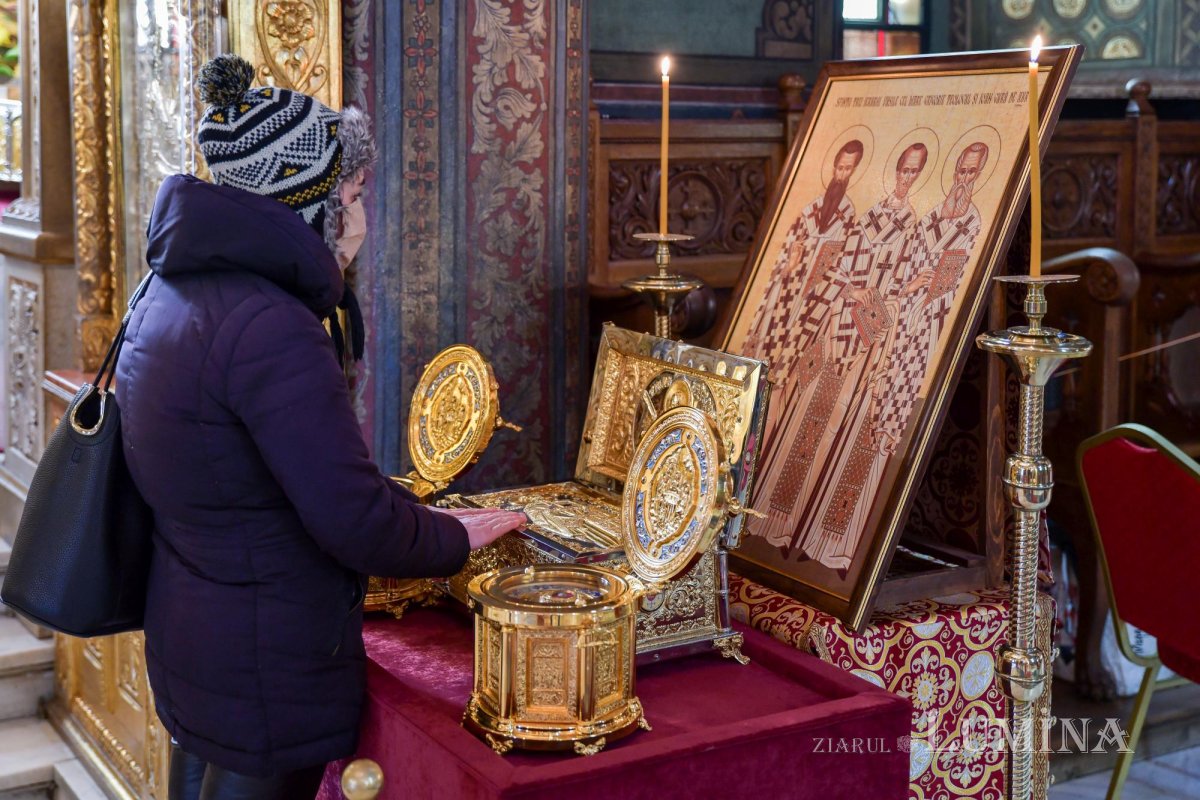 Moaştele Sfinţilor Trei Ierarhi au fost cinstite la Catedrala Patriarhală 162848