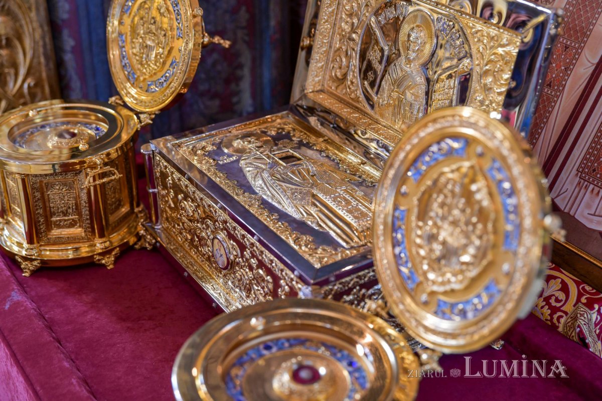 Moaştele Sfinţilor Trei Ierarhi au fost cinstite la Catedrala Patriarhală 162849