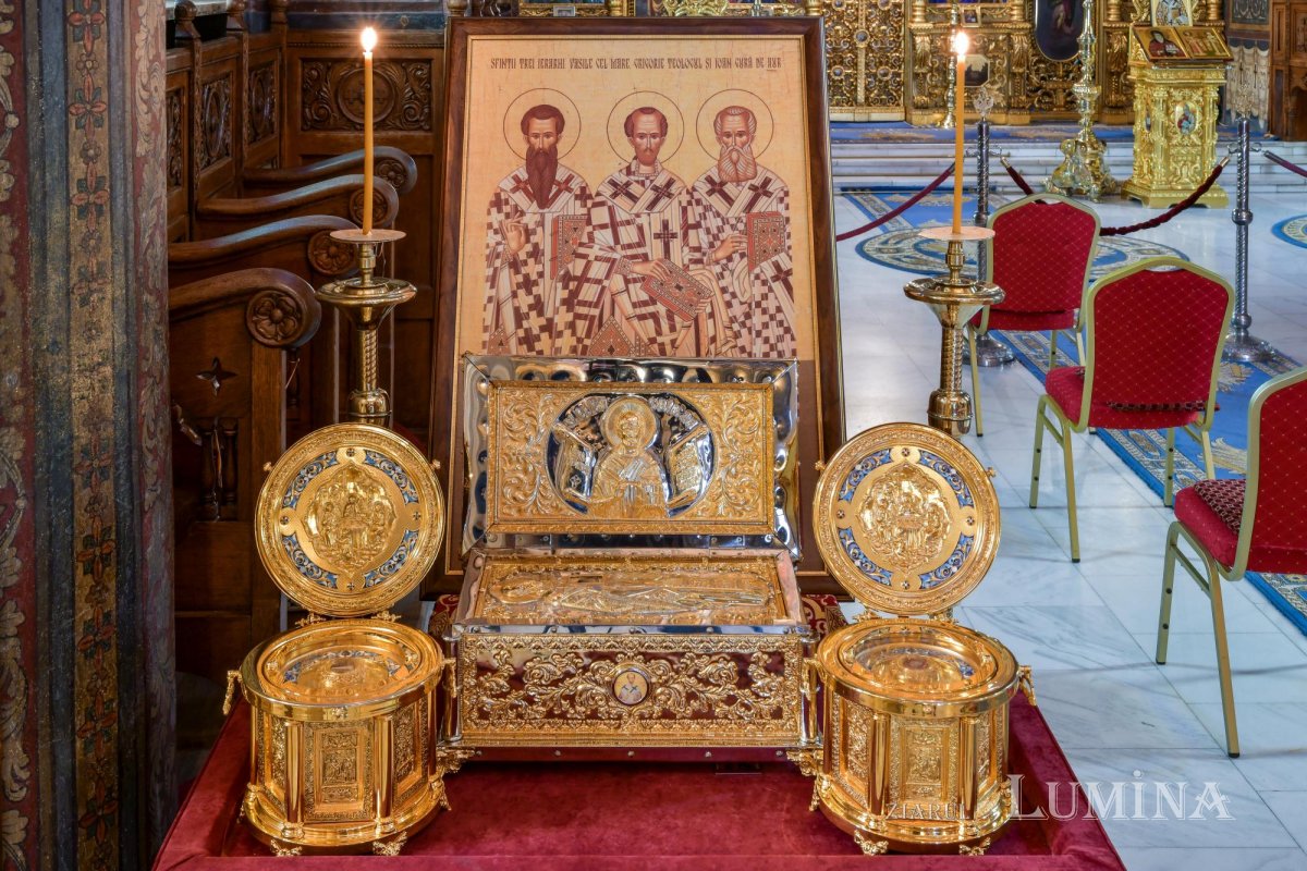 Moaştele Sfinţilor Trei Ierarhi au fost cinstite la Catedrala Patriarhală 162853