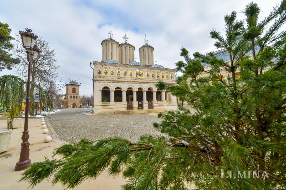 Moaştele Sfinţilor Trei Ierarhi au fost cinstite la Catedrala Patriarhală 162856
