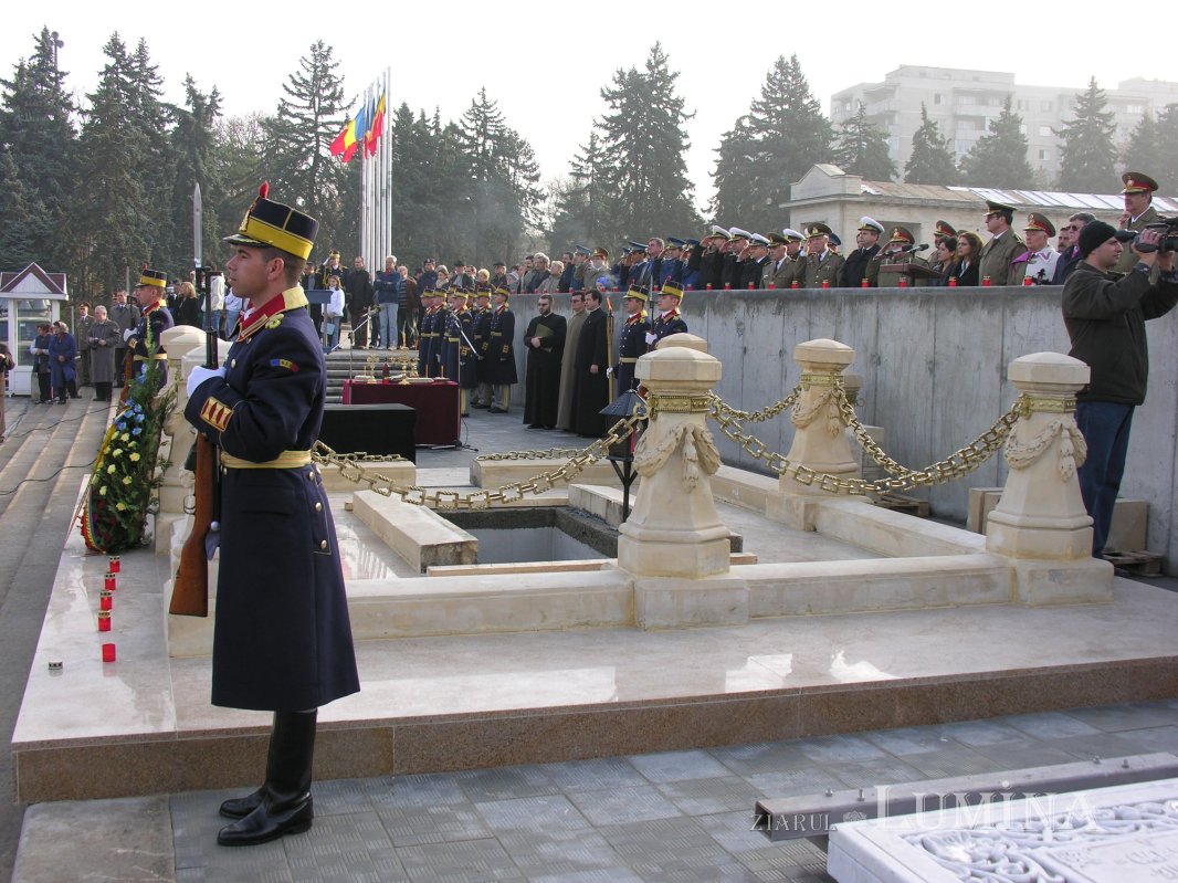 „Pe oasele lui odihnește pământul României întregite” 165456