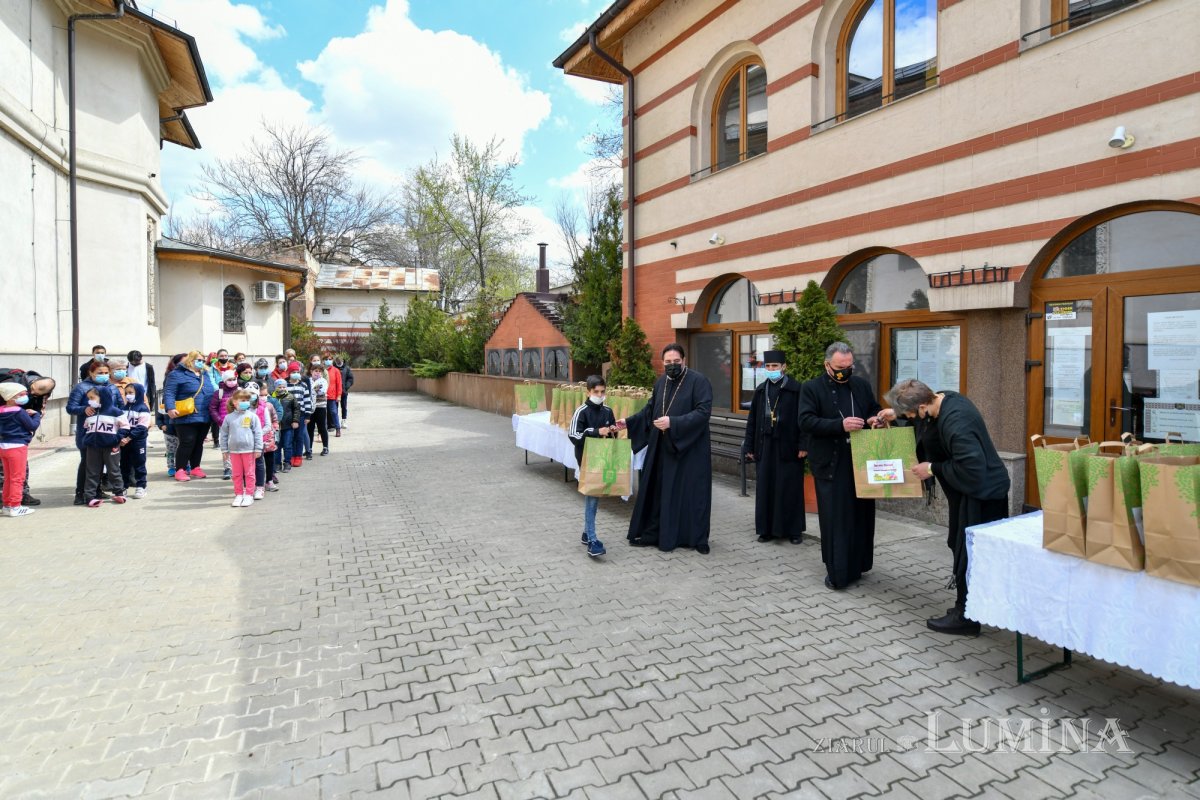 Daruri oferite de o parohie din Capitală copiilor nevoiaşi 167994