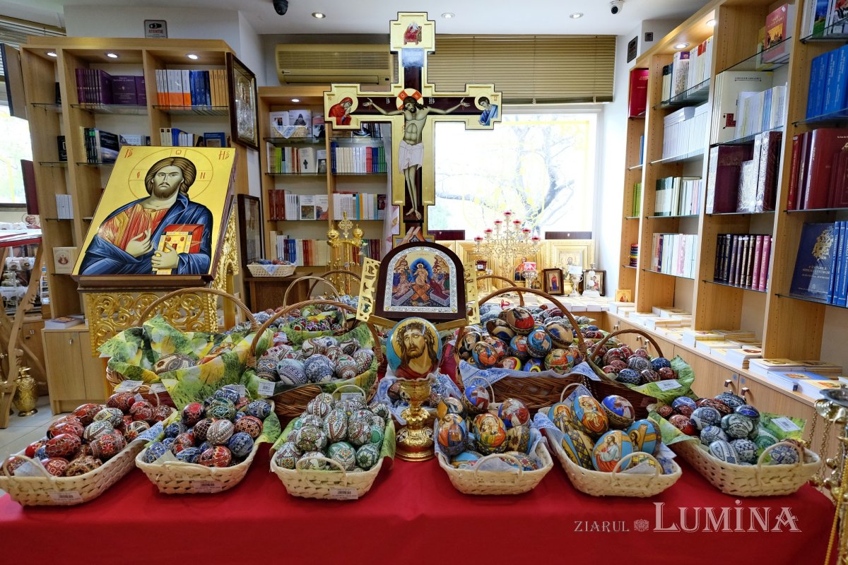 Expoziție cu vânzare de ouă încondeiate la magazinul „Librăria Ortodoxă” din București 168817