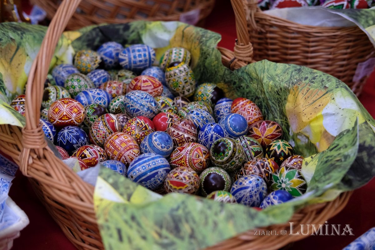 Expoziție cu vânzare de ouă încondeiate la magazinul „Librăria Ortodoxă” din București 168820