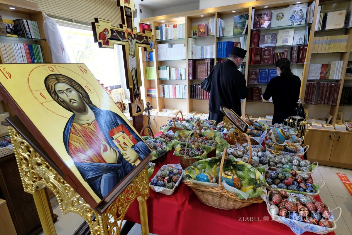 Expoziție cu vânzare de ouă încondeiate la magazinul „Librăria Ortodoxă” din București 168821