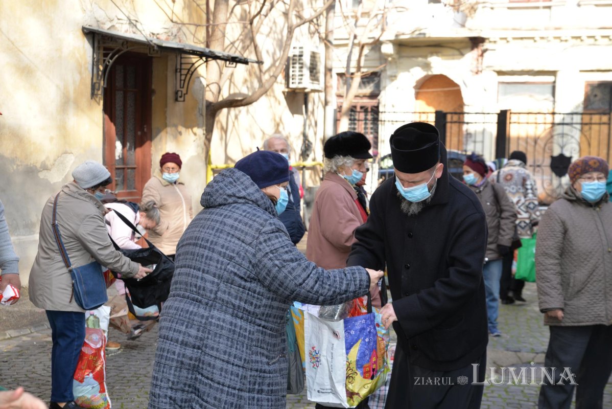 Protoieria Sector 3 Capitală oferă ajutoare persoanelor nevoiaşe  168913