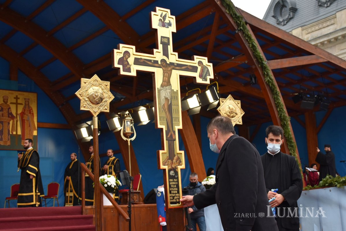 Slujba Sfintelor Pătimiri ale Domnului, la Catedrala Patriarhală 169697