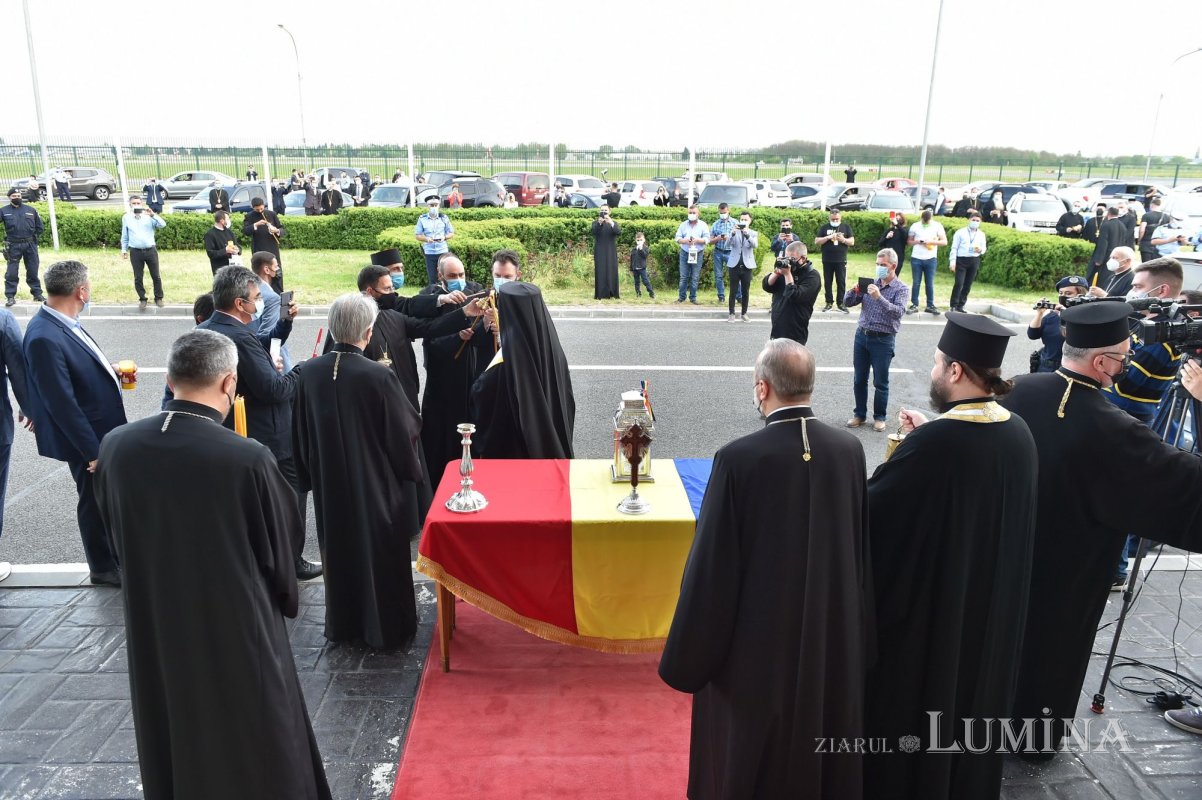 Primirea Sfintei Lumini la Catedrala Patriarhală 169819