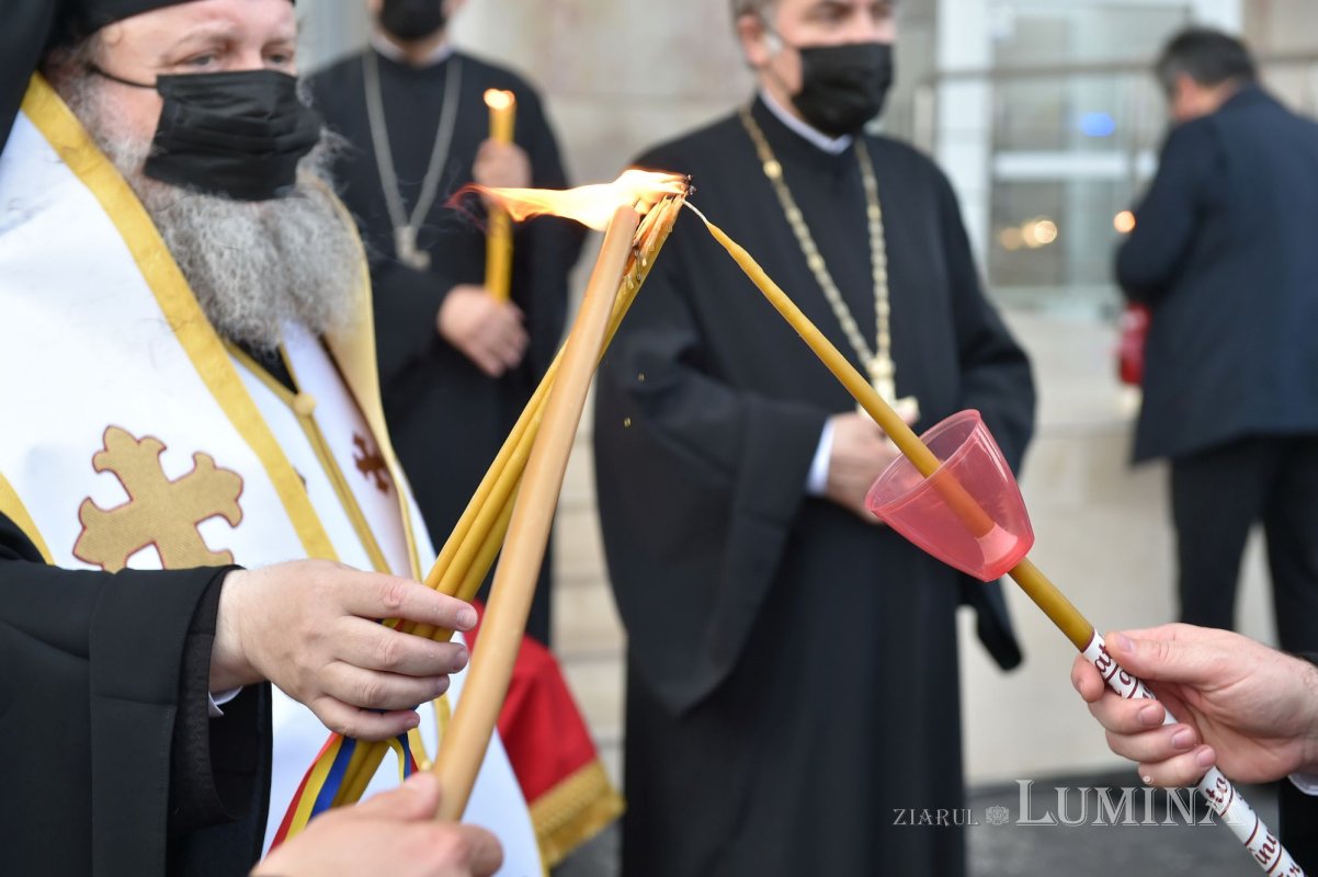 Primirea Sfintei Lumini la Catedrala Patriarhală 169820