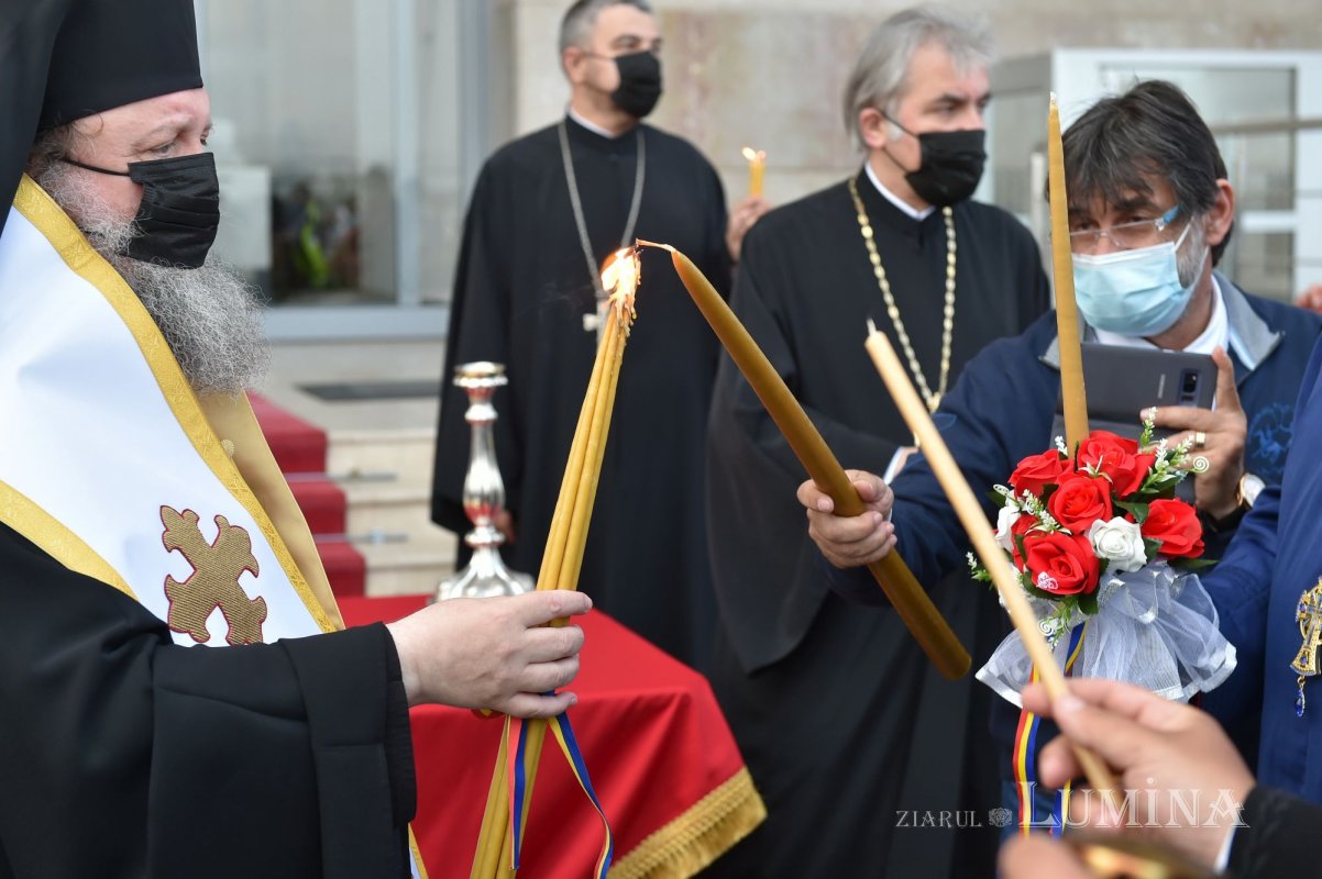 Primirea Sfintei Lumini la Catedrala Patriarhală 169821