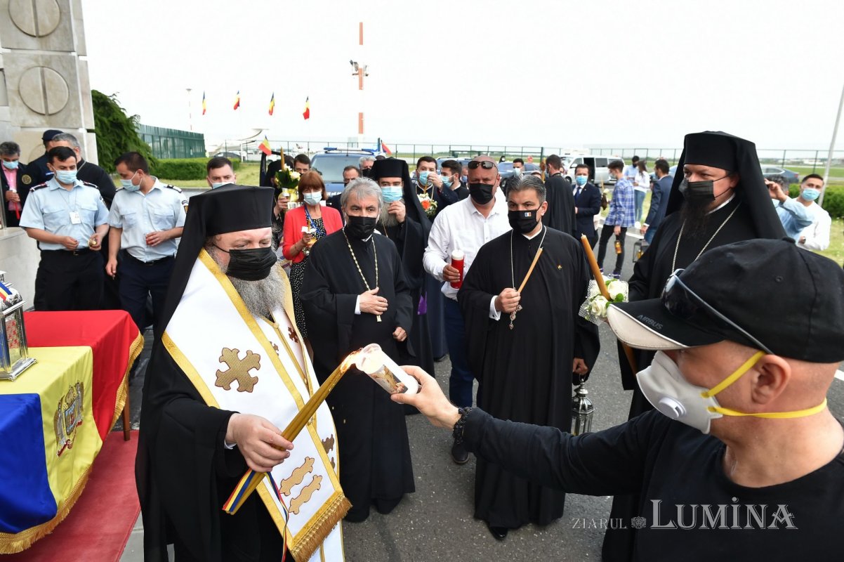 Primirea Sfintei Lumini la Catedrala Patriarhală 169823