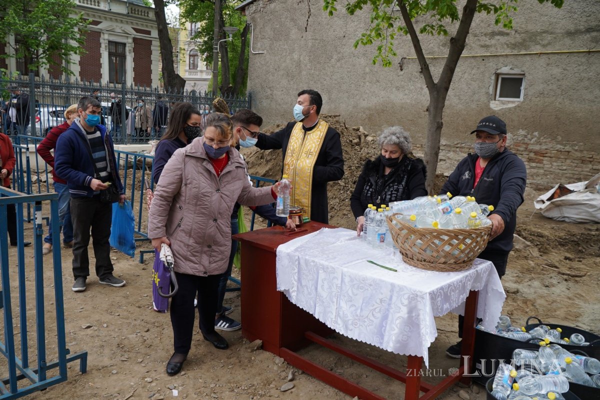 Pelerinaj la izvorul minunat de la Biserica „Buna Vestire” din Brăila 170500