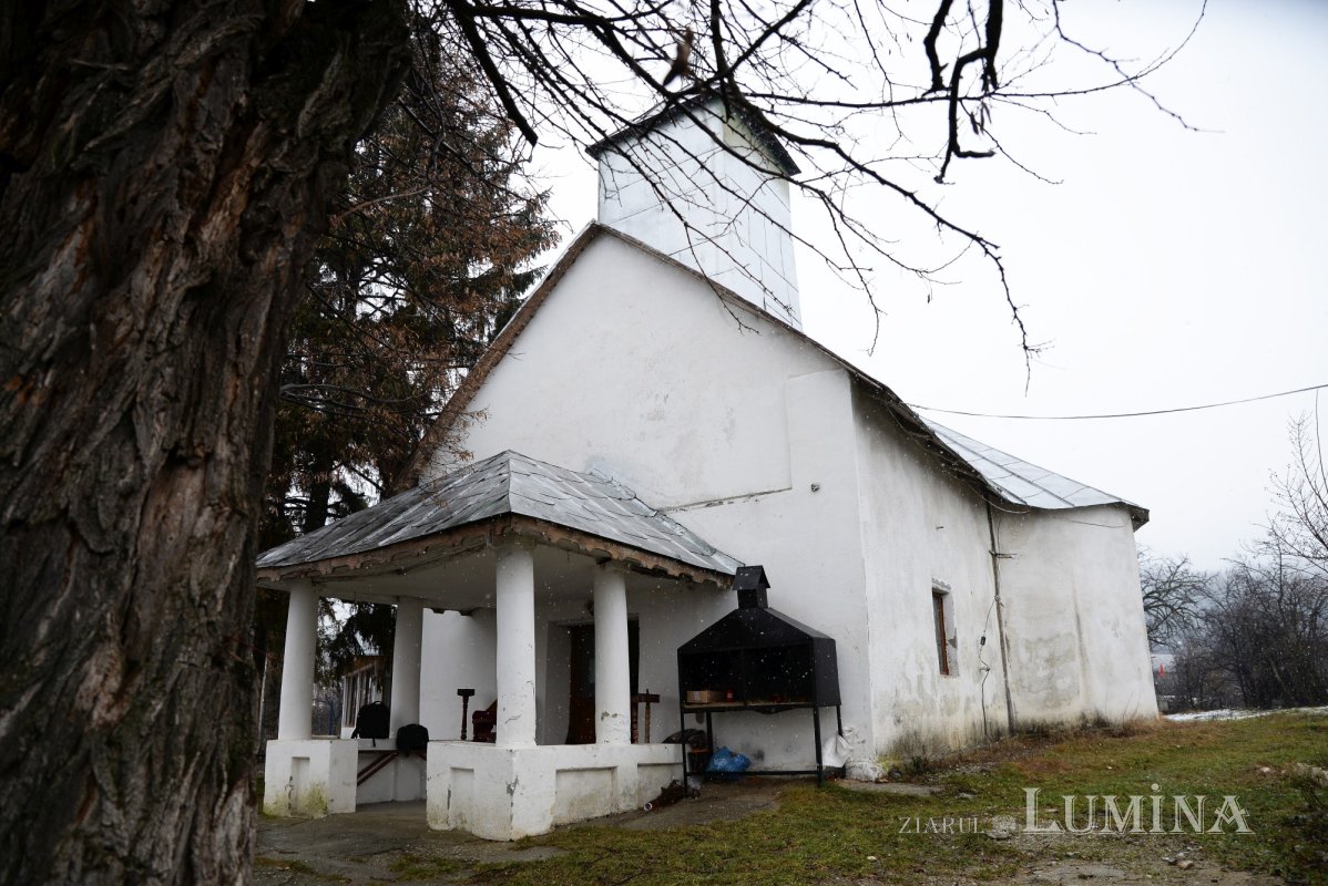 „Crucile cu pălărie”, troițele oltene de la Pietriş 171015