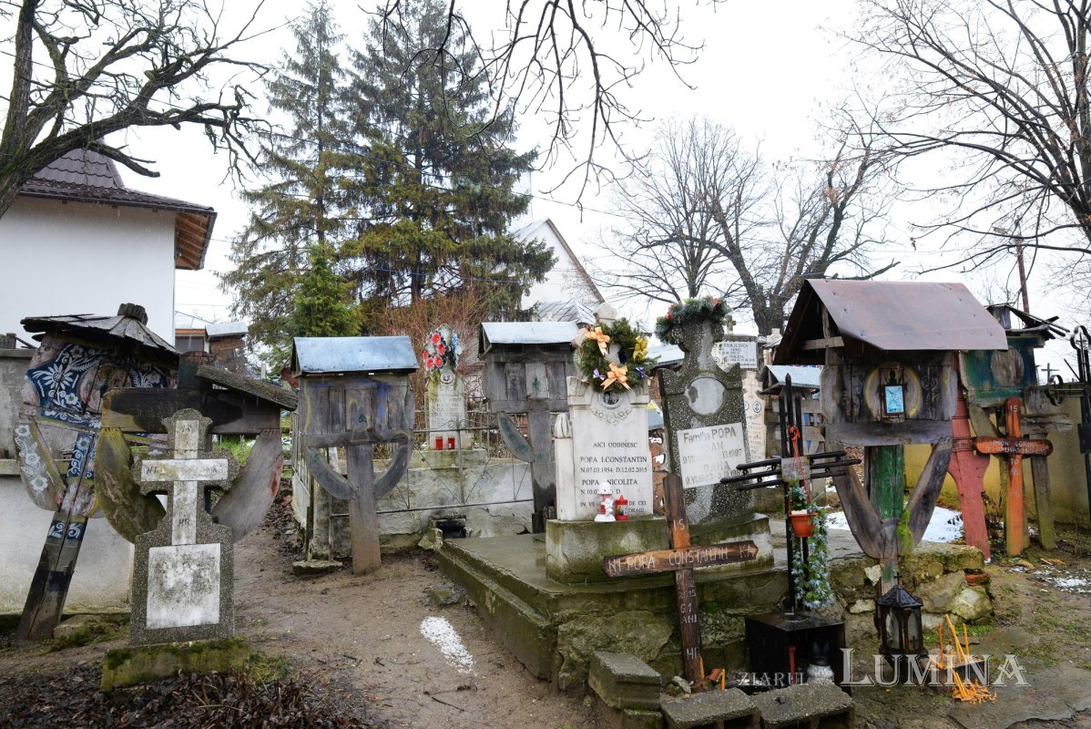 „Crucile cu pălărie”, troițele oltene de la Pietriş 171016