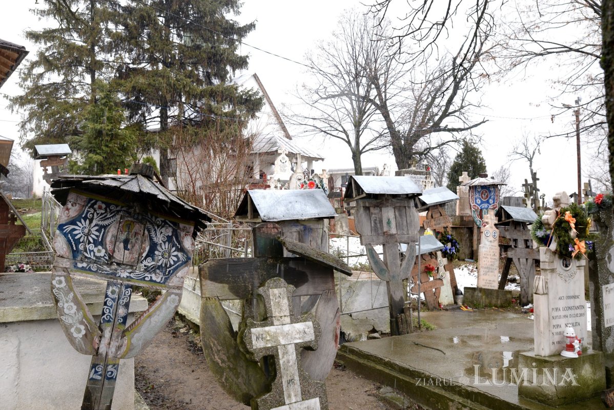 „Crucile cu pălărie”, troițele oltene de la Pietriş 171017