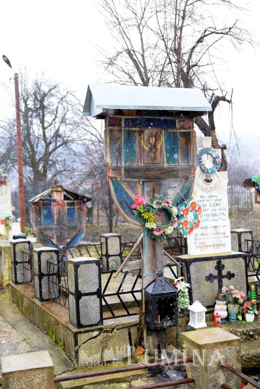 „Crucile cu pălărie”, troițele oltene de la Pietriş 171019