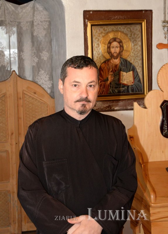 „Crucile cu pălărie”, troițele oltene de la Pietriş 171022