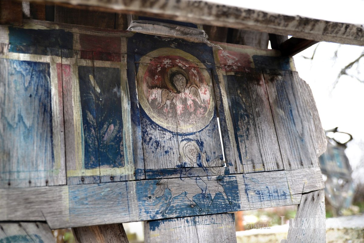 „Crucile cu pălărie”, troițele oltene de la Pietriş 171023