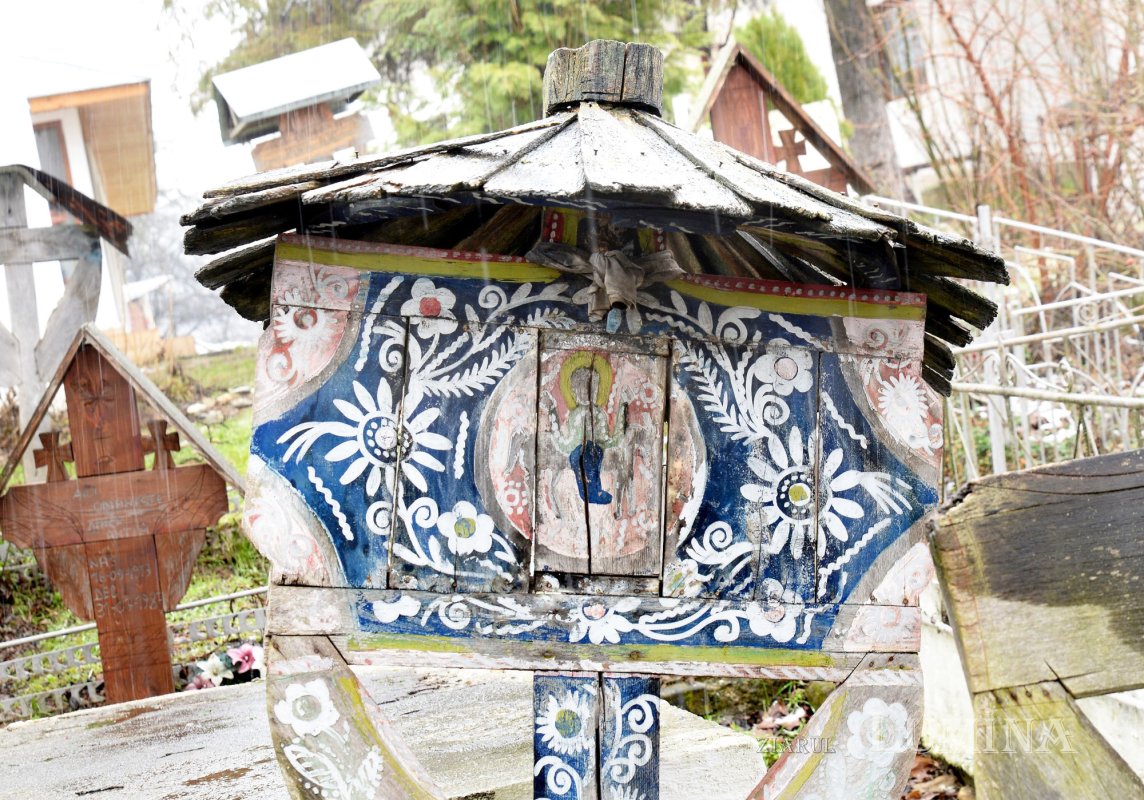 „Crucile cu pălărie”, troițele oltene de la Pietriş 171025