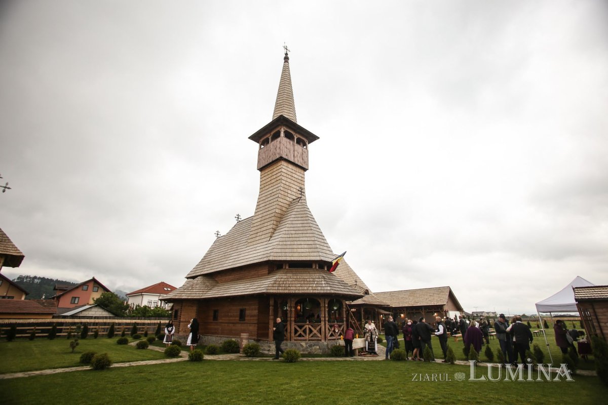 Veșmânt de har pentru Biserica „Naşterea Maicii Domnului” din Cristian 172393