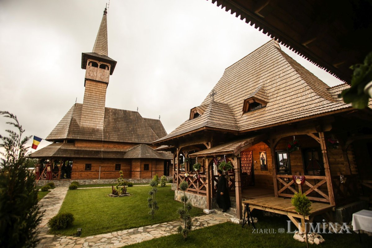 Veșmânt de har pentru Biserica „Naşterea Maicii Domnului” din Cristian 172394