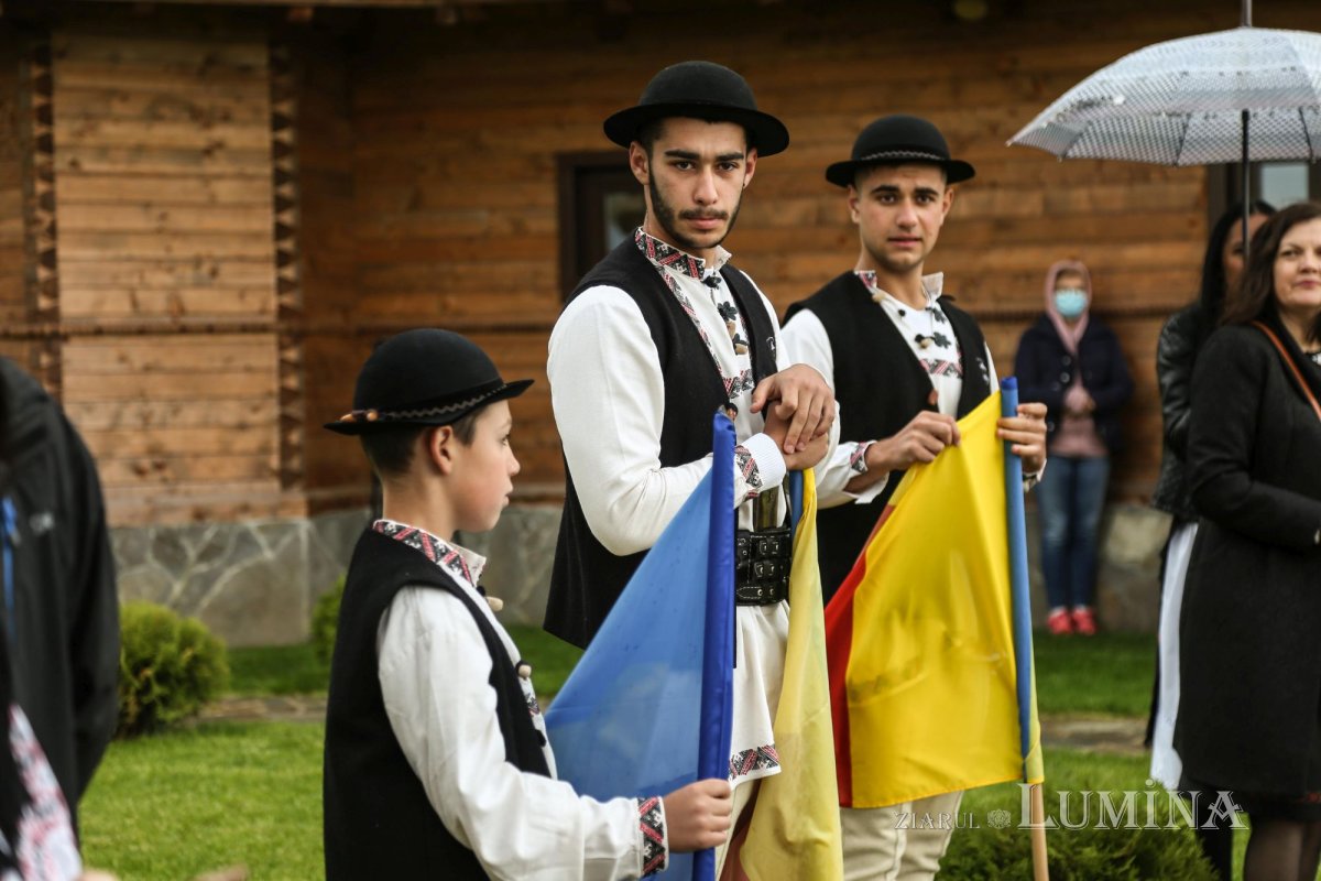 Veșmânt de har pentru Biserica „Naşterea Maicii Domnului” din Cristian 172395