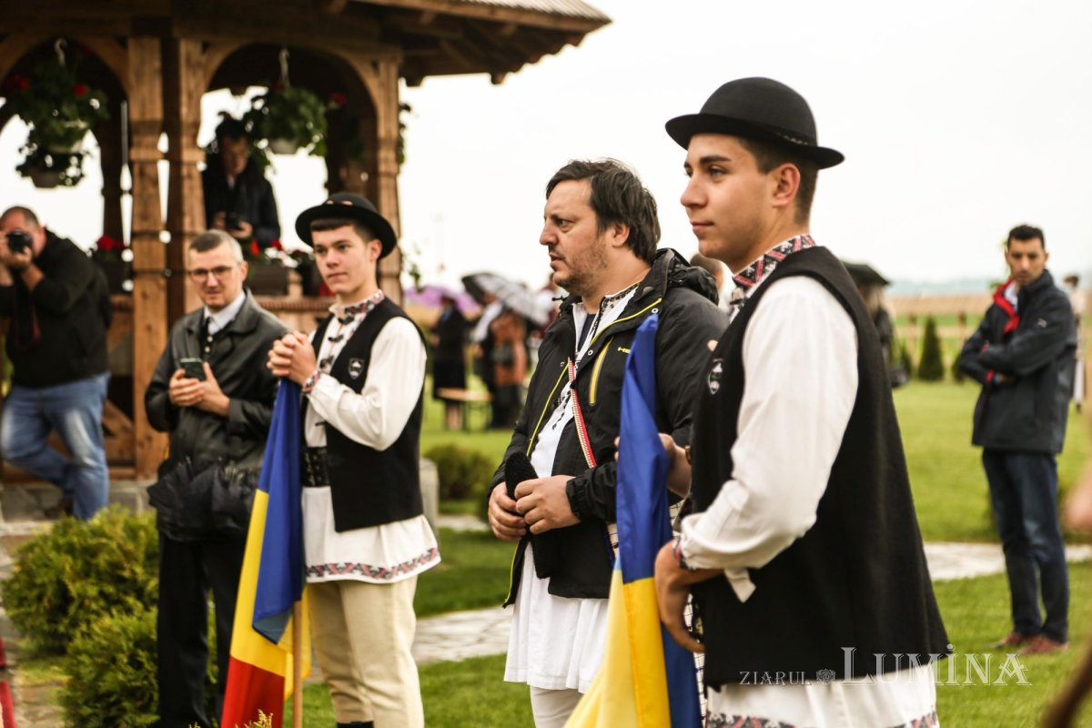 Veșmânt de har pentru Biserica „Naşterea Maicii Domnului” din Cristian 172396