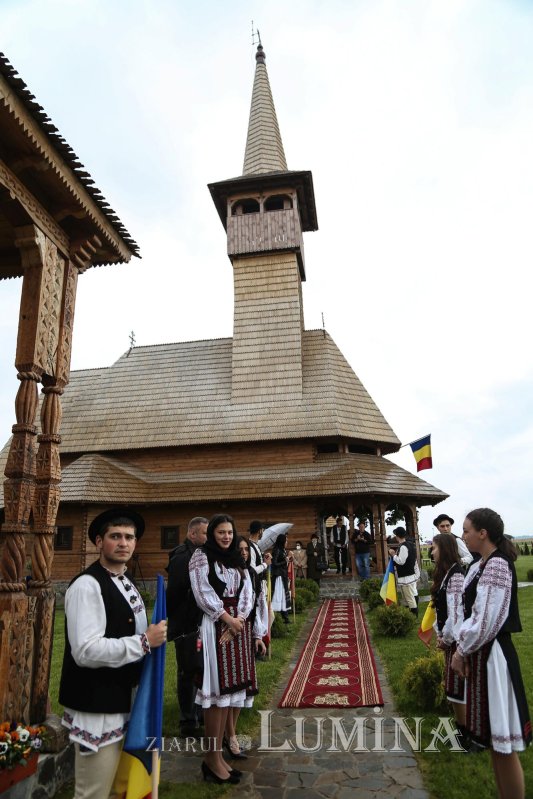 Veșmânt de har pentru Biserica „Naşterea Maicii Domnului” din Cristian 172397