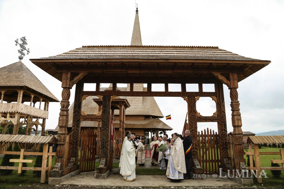 Veșmânt de har pentru Biserica „Naşterea Maicii Domnului” din Cristian 172398