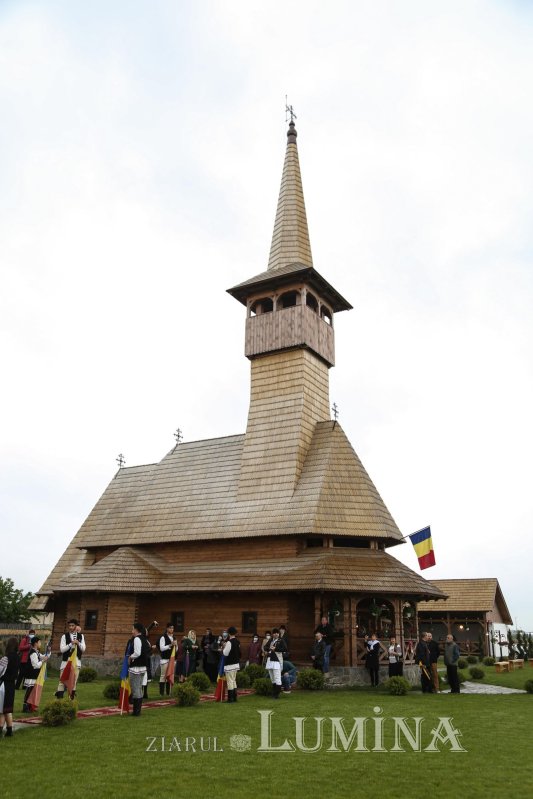 Veșmânt de har pentru Biserica „Naşterea Maicii Domnului” din Cristian 172399