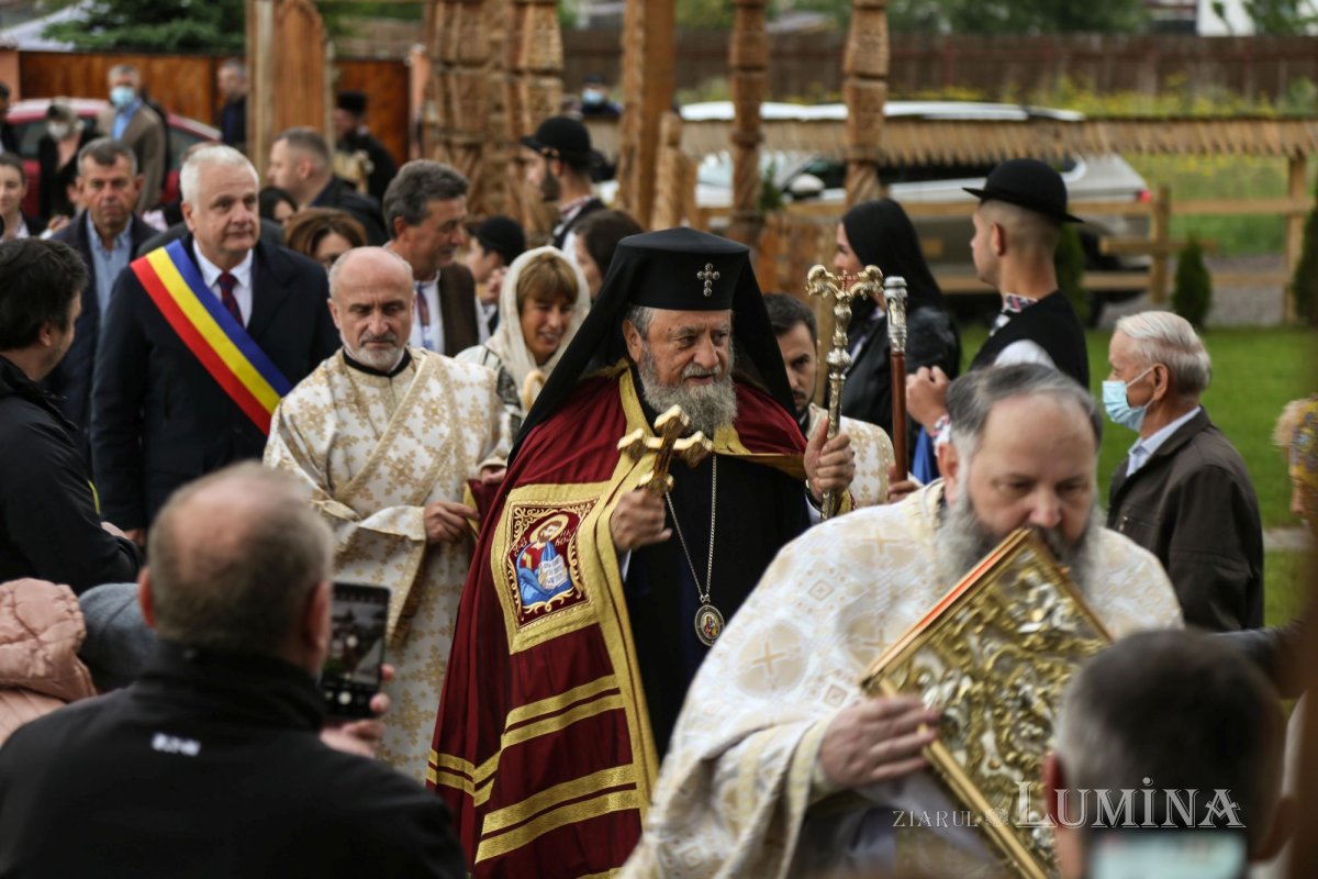 Veșmânt de har pentru Biserica „Naşterea Maicii Domnului” din Cristian 172400