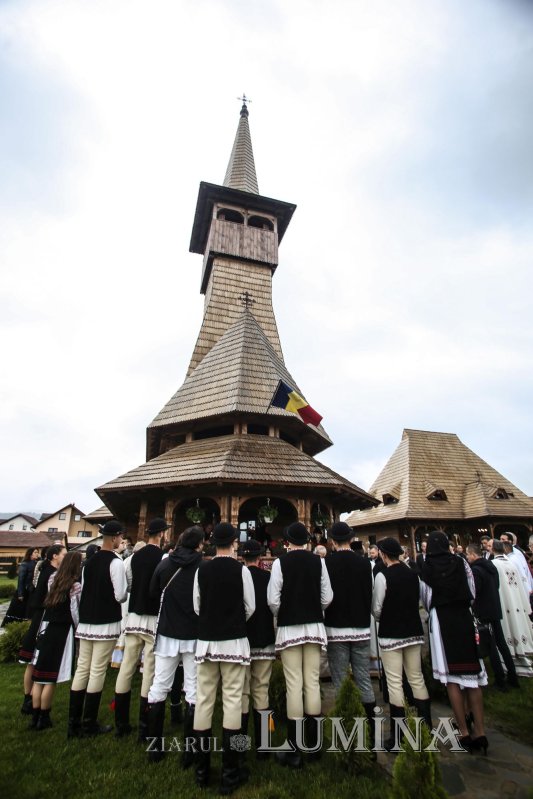 Veșmânt de har pentru Biserica „Naşterea Maicii Domnului” din Cristian 172401