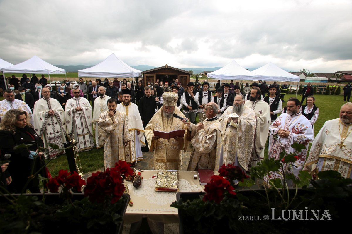 Veșmânt de har pentru Biserica „Naşterea Maicii Domnului” din Cristian 172402