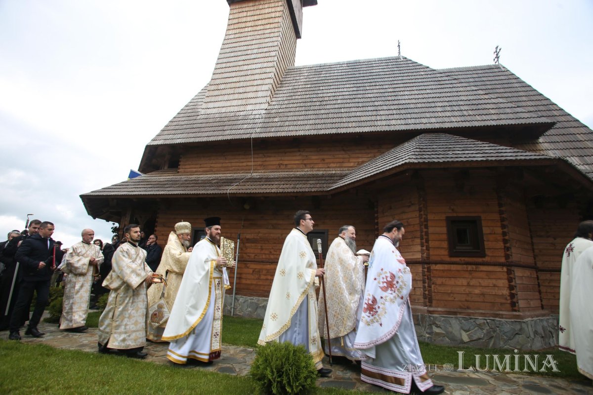 Veșmânt de har pentru Biserica „Naşterea Maicii Domnului” din Cristian 172403