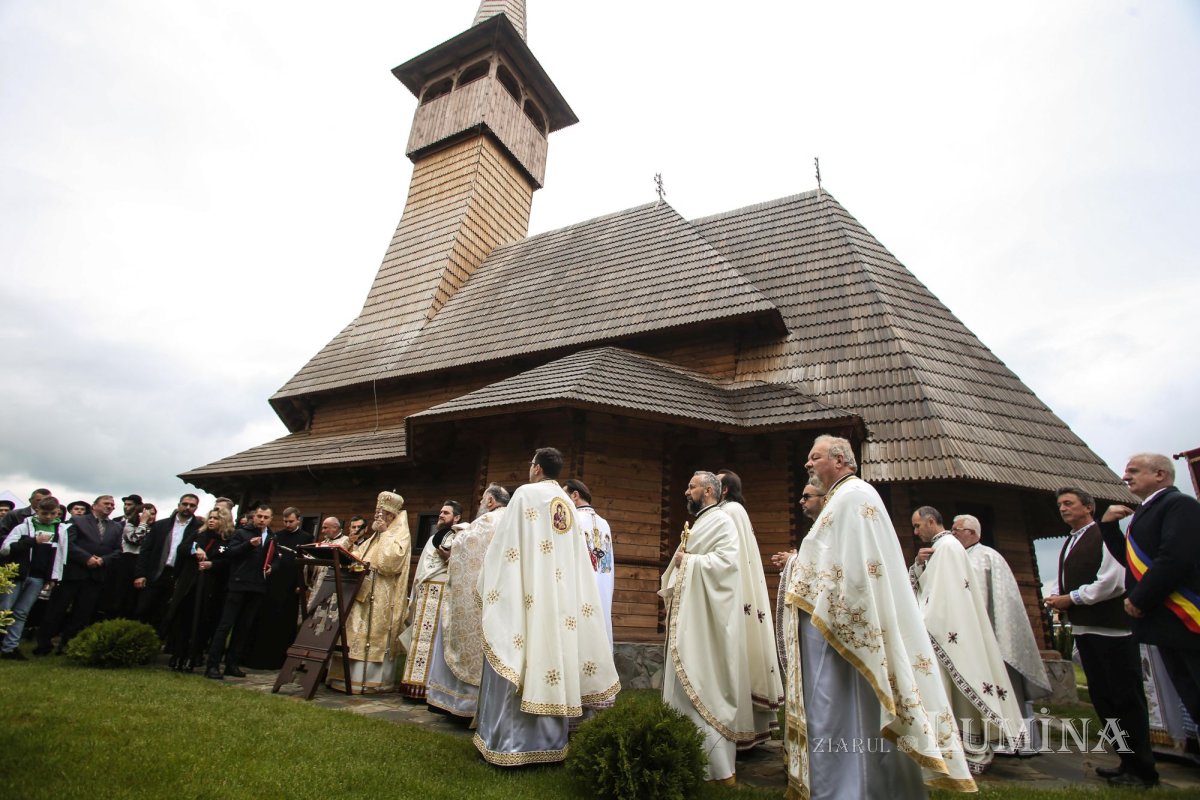 Veșmânt de har pentru Biserica „Naşterea Maicii Domnului” din Cristian 172404