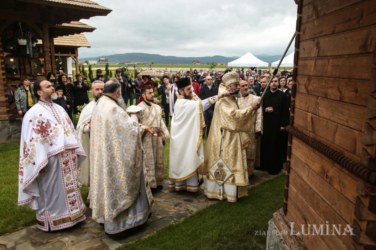 Veșmânt de har pentru Biserica „Naşterea Maicii Domnului” din Cristian 172405