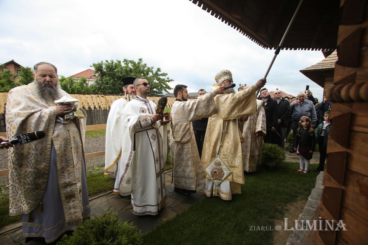 Veșmânt de har pentru Biserica „Naşterea Maicii Domnului” din Cristian 172406