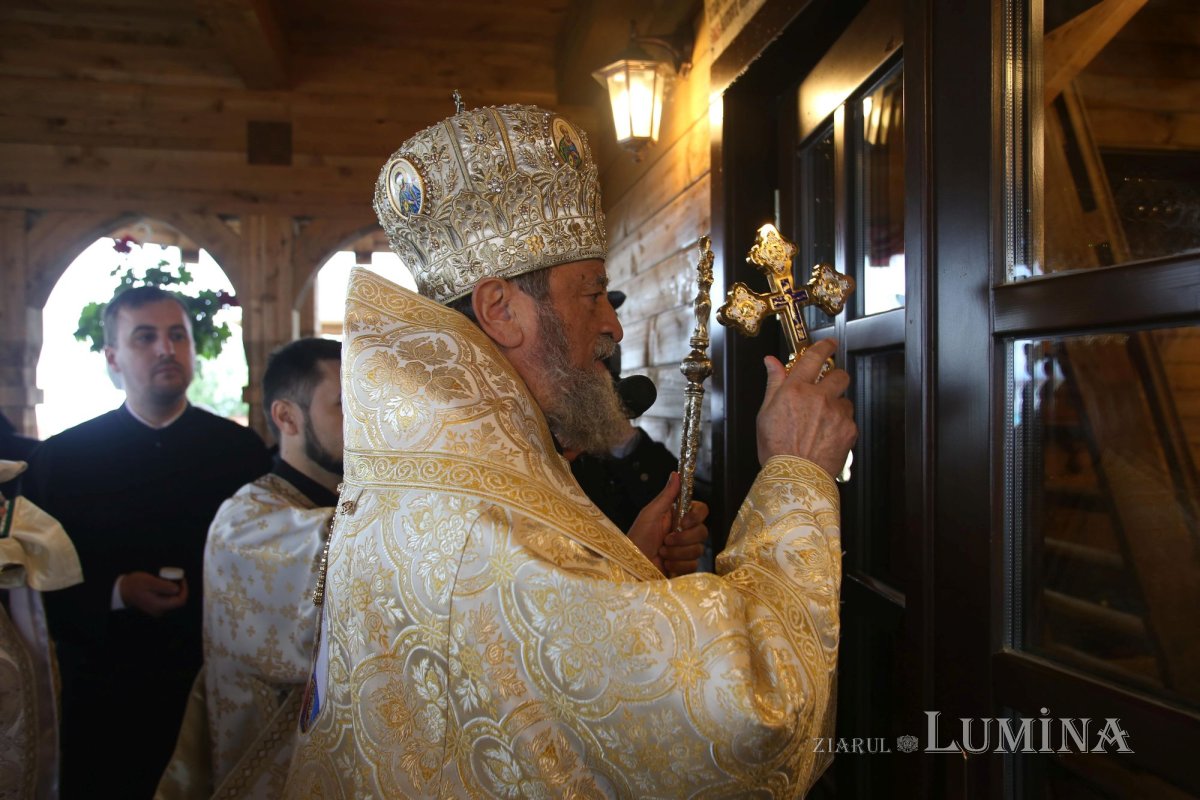 Veșmânt de har pentru Biserica „Naşterea Maicii Domnului” din Cristian 172407