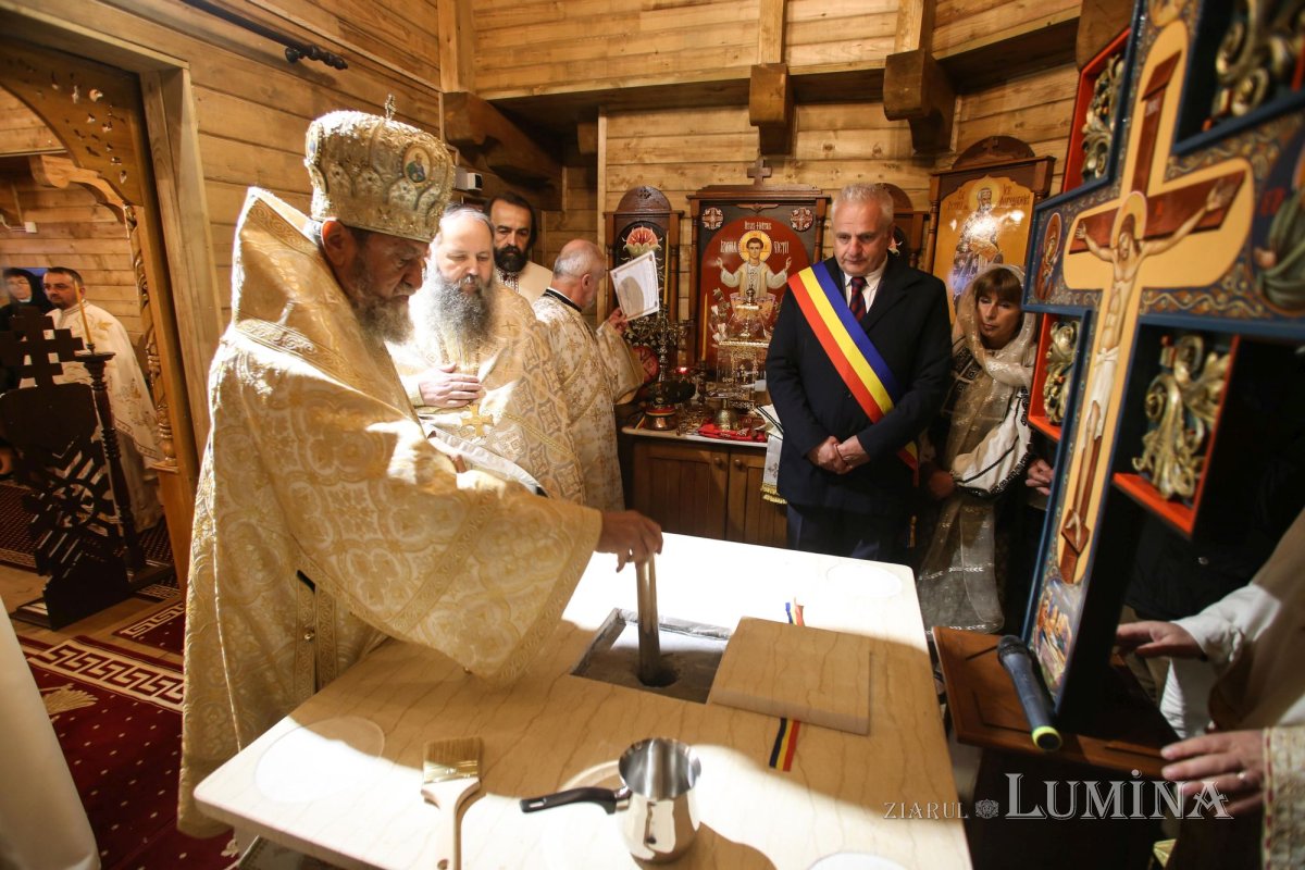 Veșmânt de har pentru Biserica „Naşterea Maicii Domnului” din Cristian 172408