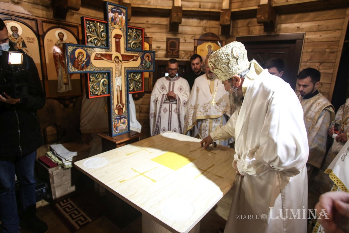 Veșmânt de har pentru Biserica „Naşterea Maicii Domnului” din Cristian 172409