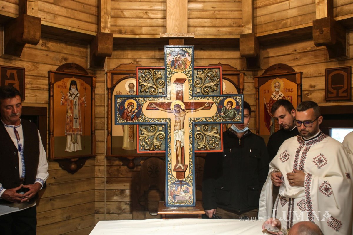 Veșmânt de har pentru Biserica „Naşterea Maicii Domnului” din Cristian 172410