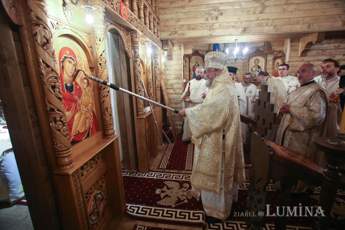 Veșmânt de har pentru Biserica „Naşterea Maicii Domnului” din Cristian 172411