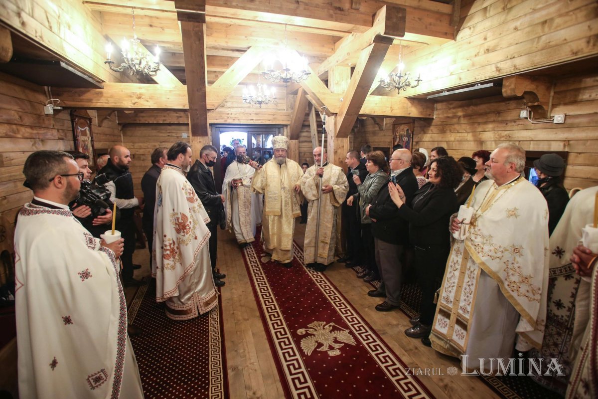 Veșmânt de har pentru Biserica „Naşterea Maicii Domnului” din Cristian 172412